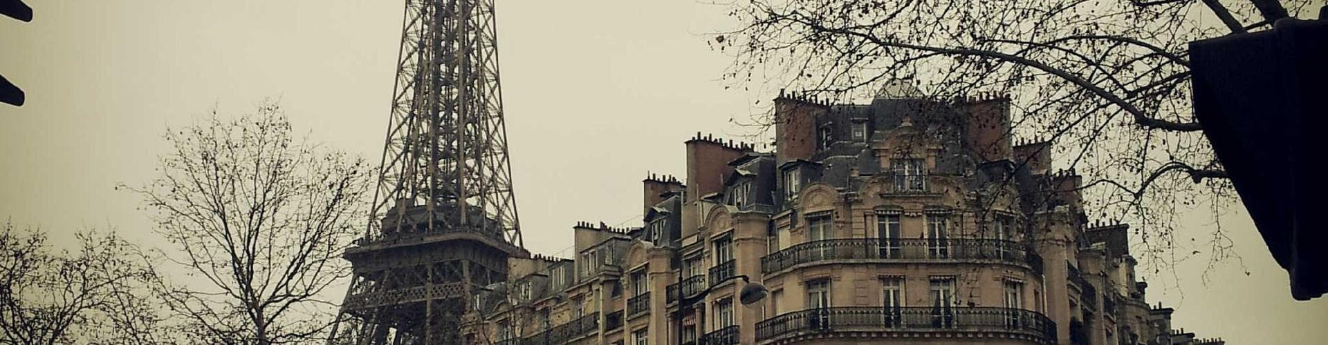 Público em um show com as mãos para o alto