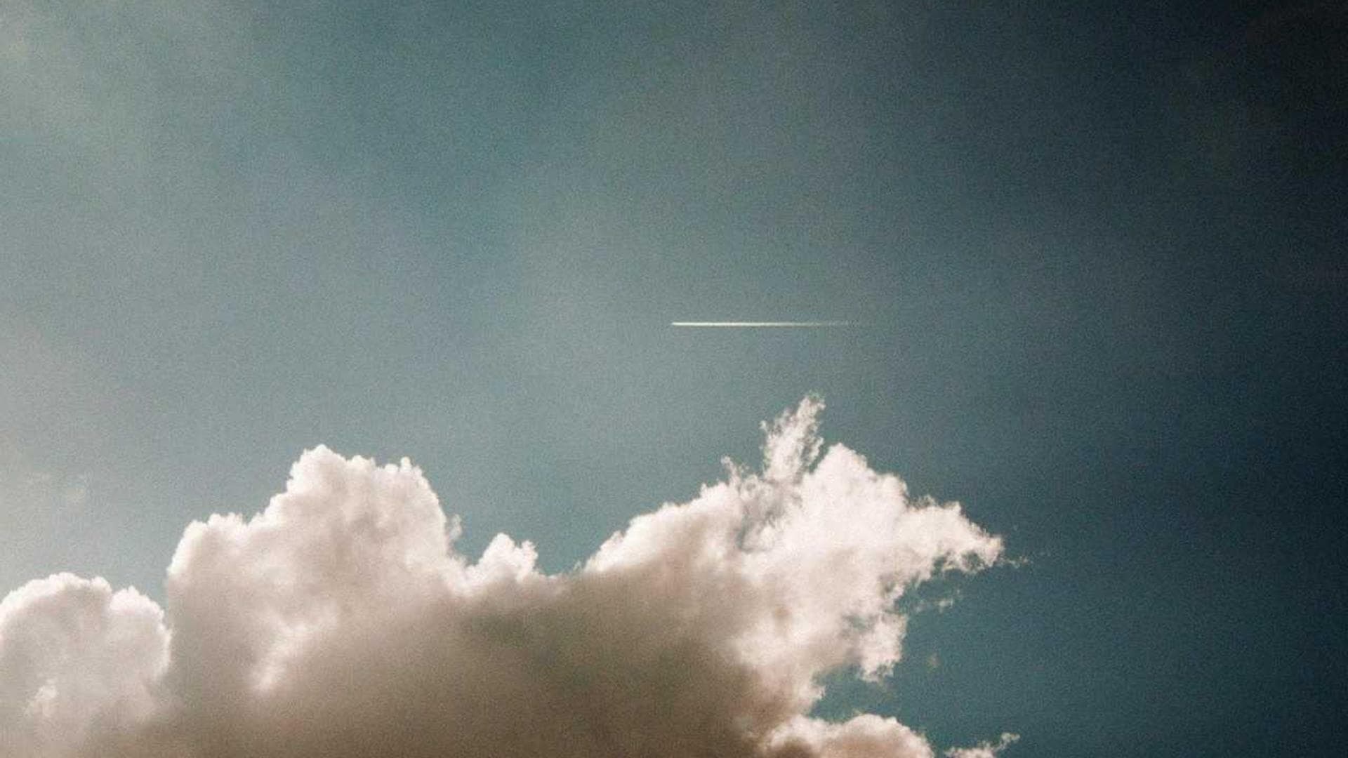 Show de música com as mãos do público levantadas